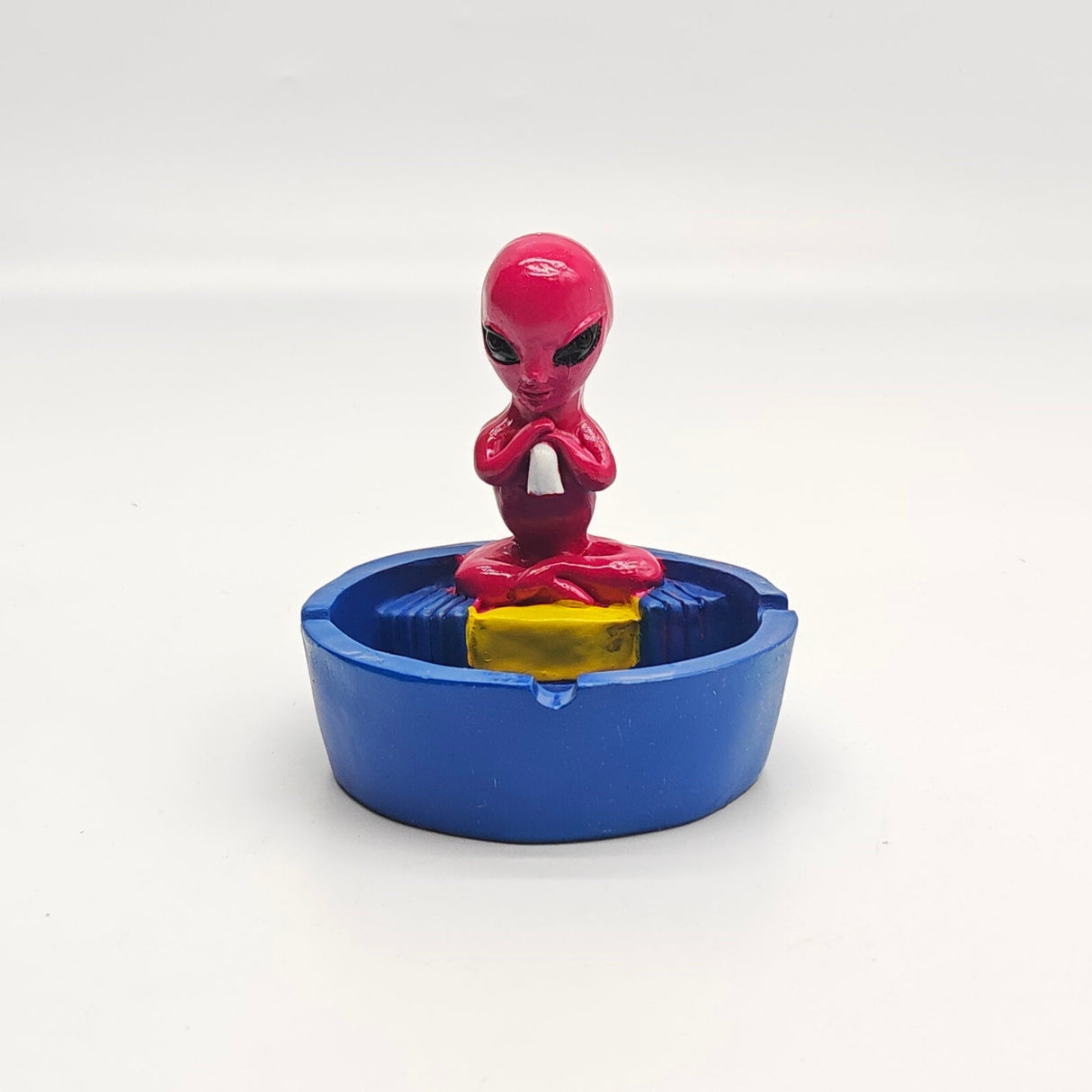 Alien Leaf Ashtray Resin Ashtray Super Supplys Inc Design 2