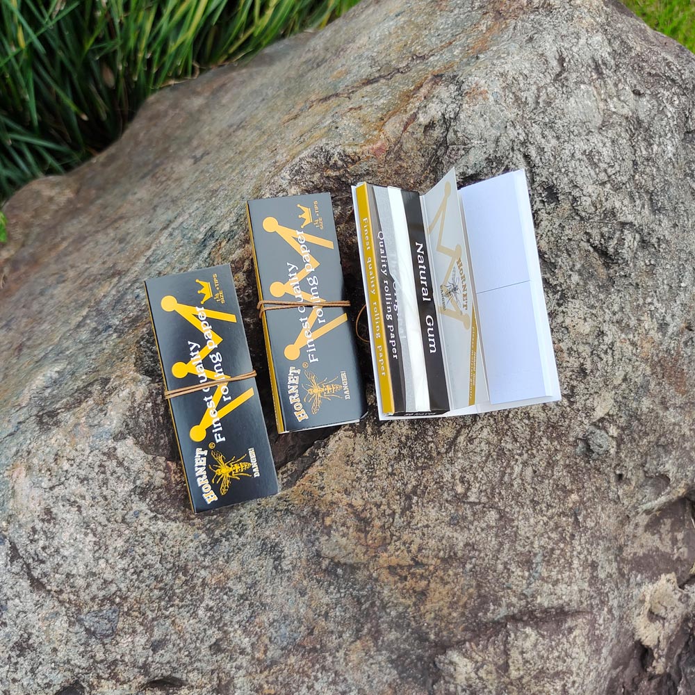 HORNET | Black 1-1/4 Size Rolling Paper With Tips 1 - 1/4" Size Super Supplys Inc