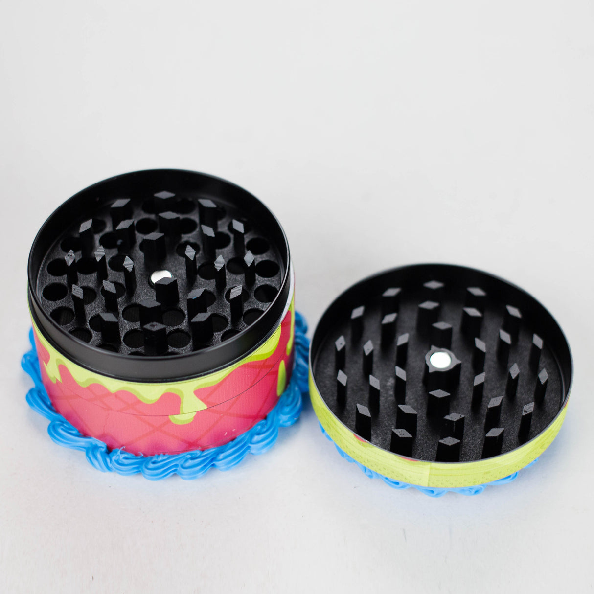 2.5" Cake-Shaped Metal Grinder 4-Layer (Box of 6) Display Pack 777 Smoke