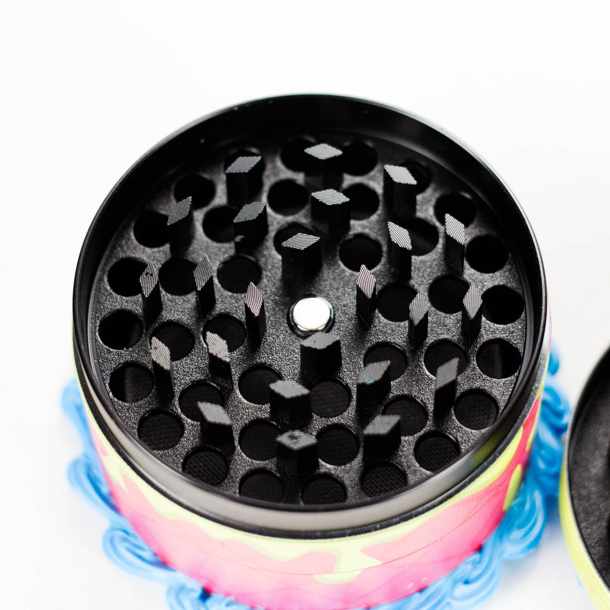 2.5" Cake-Shaped Metal Grinder 4-Layer (Box of 6) Display Pack 777 Smoke